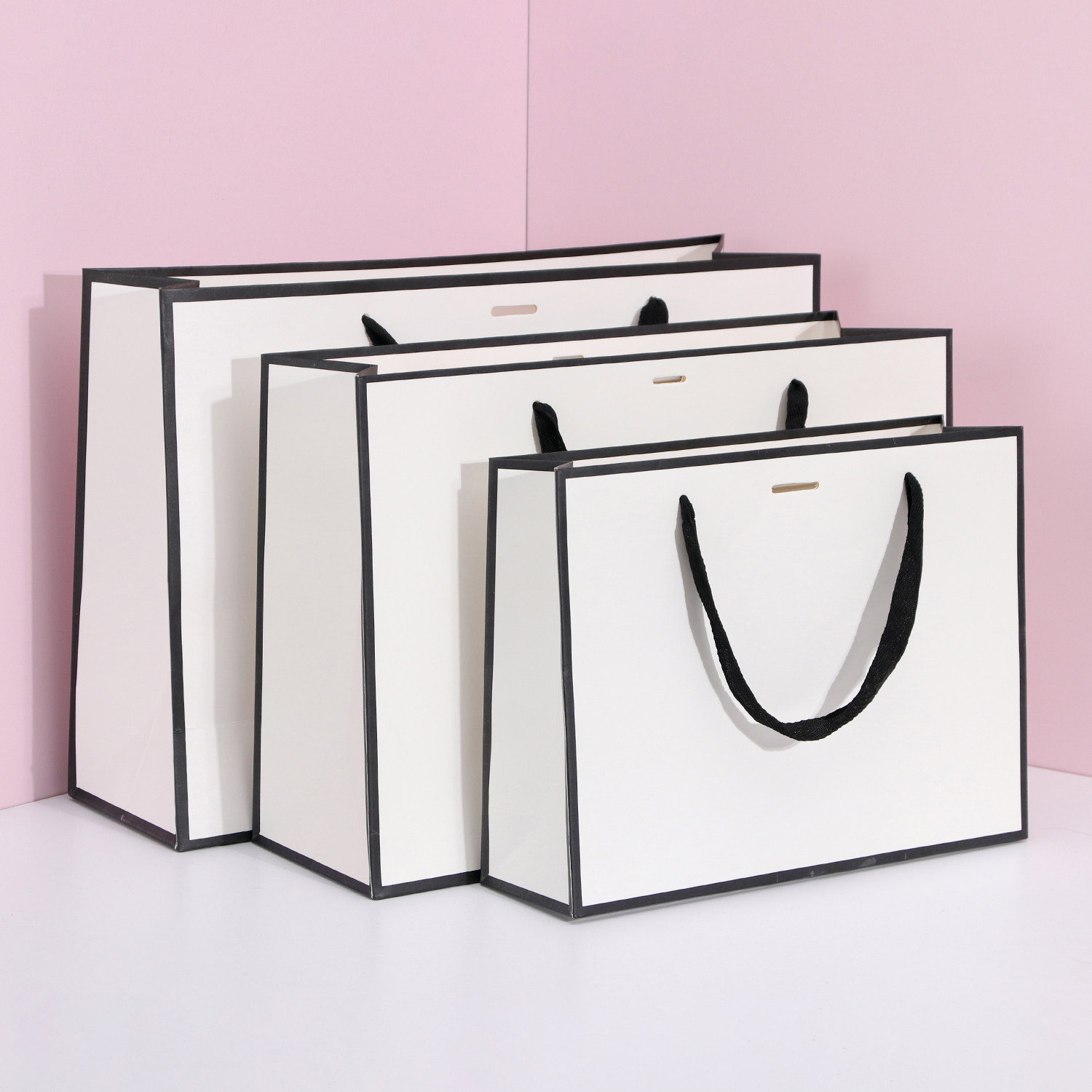 白色黑边纸袋礼品袋蝴蝶结纸袋外贸跨境服装包装高档节庆派对通用