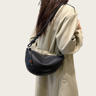 真皮女包牛角包新款 斜挎通勤百搭头层牛皮饺子包小众高级感单肩包