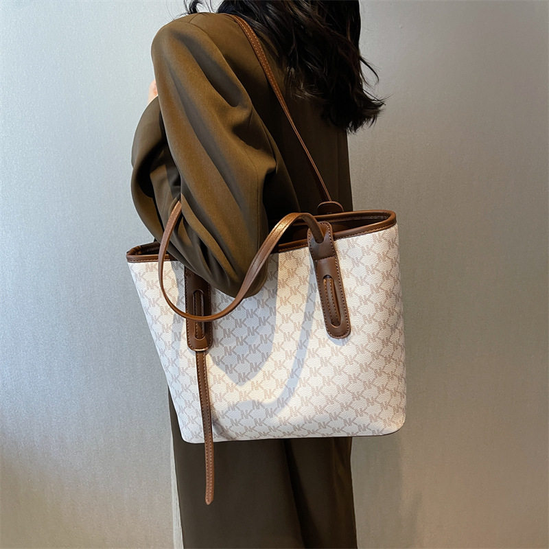 大容量韩版复古包包女包2025新款流行大包通勤包潮时尚单肩托特包