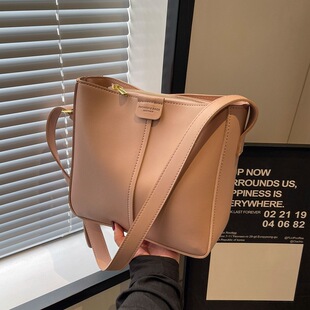 水桶包女士2024新款纯色今年流行包包大容量通勤斜挎包百搭单肩包