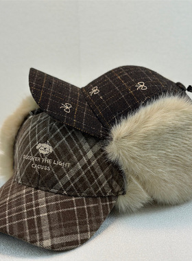 新款刺绣毛绒护耳鸭舌帽秋冬英伦风护耳系带雷锋帽复古格纹棒球帽