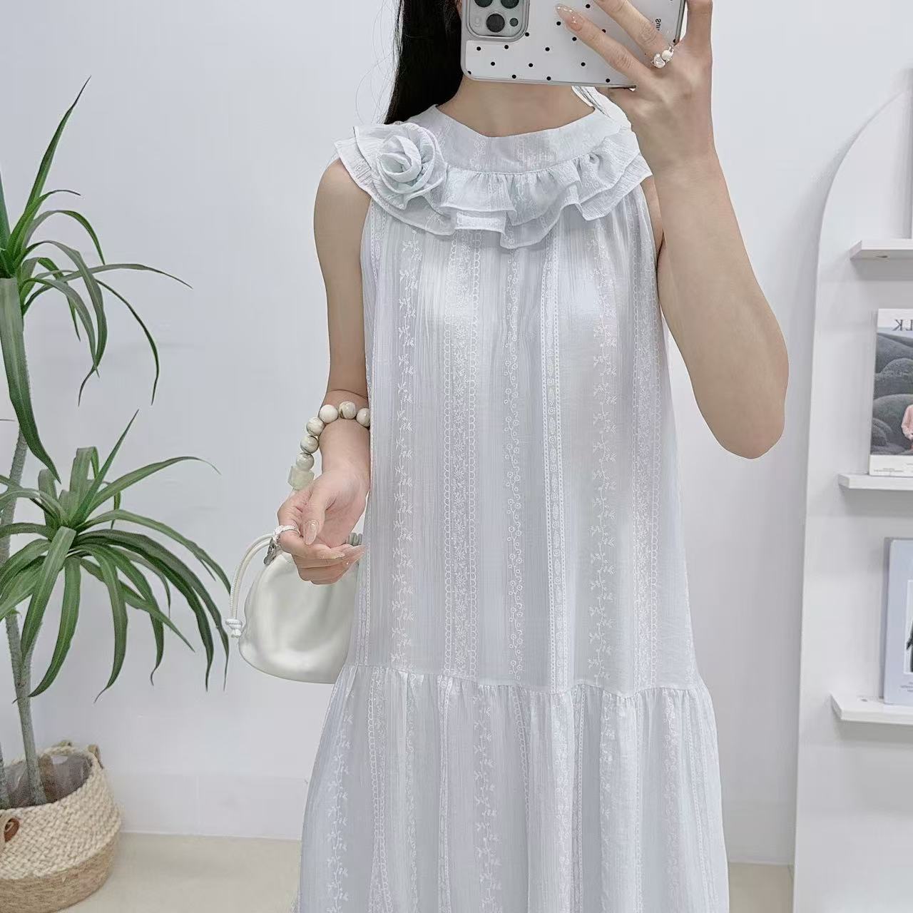 新款温柔法式挂脖连衣裙夏季度假海边无袖仙女气质立体花朵长裙子