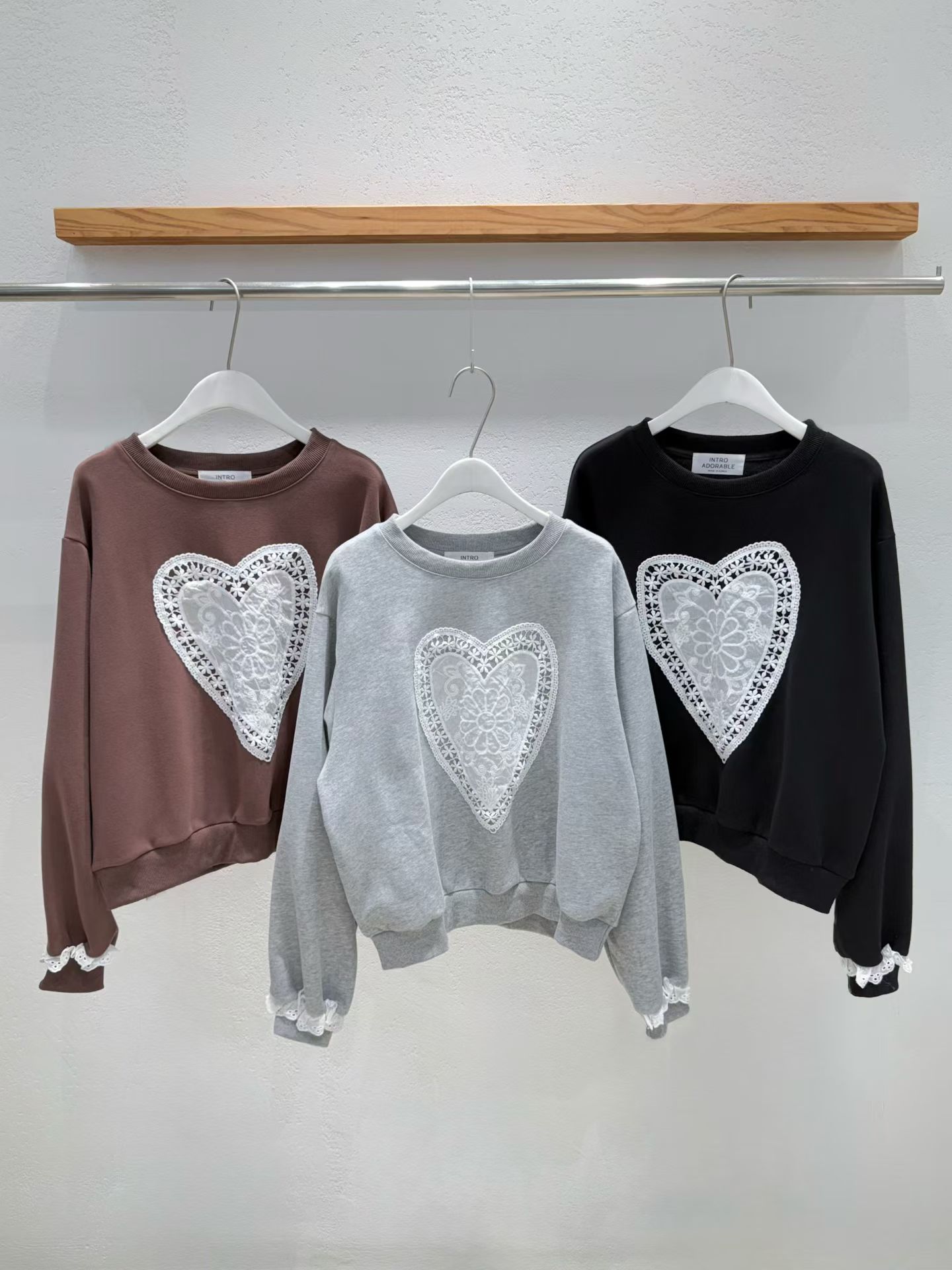 韩国东大门2025冬季新款INTRO时尚百搭圆领爱心加绒长袖卫衣