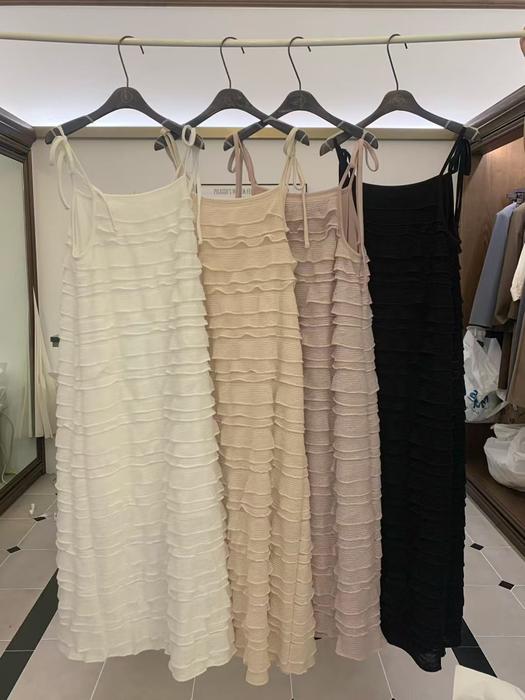 VIRKIN韩国东大门2025秋冬新款时尚显瘦纯色吊带连衣裙