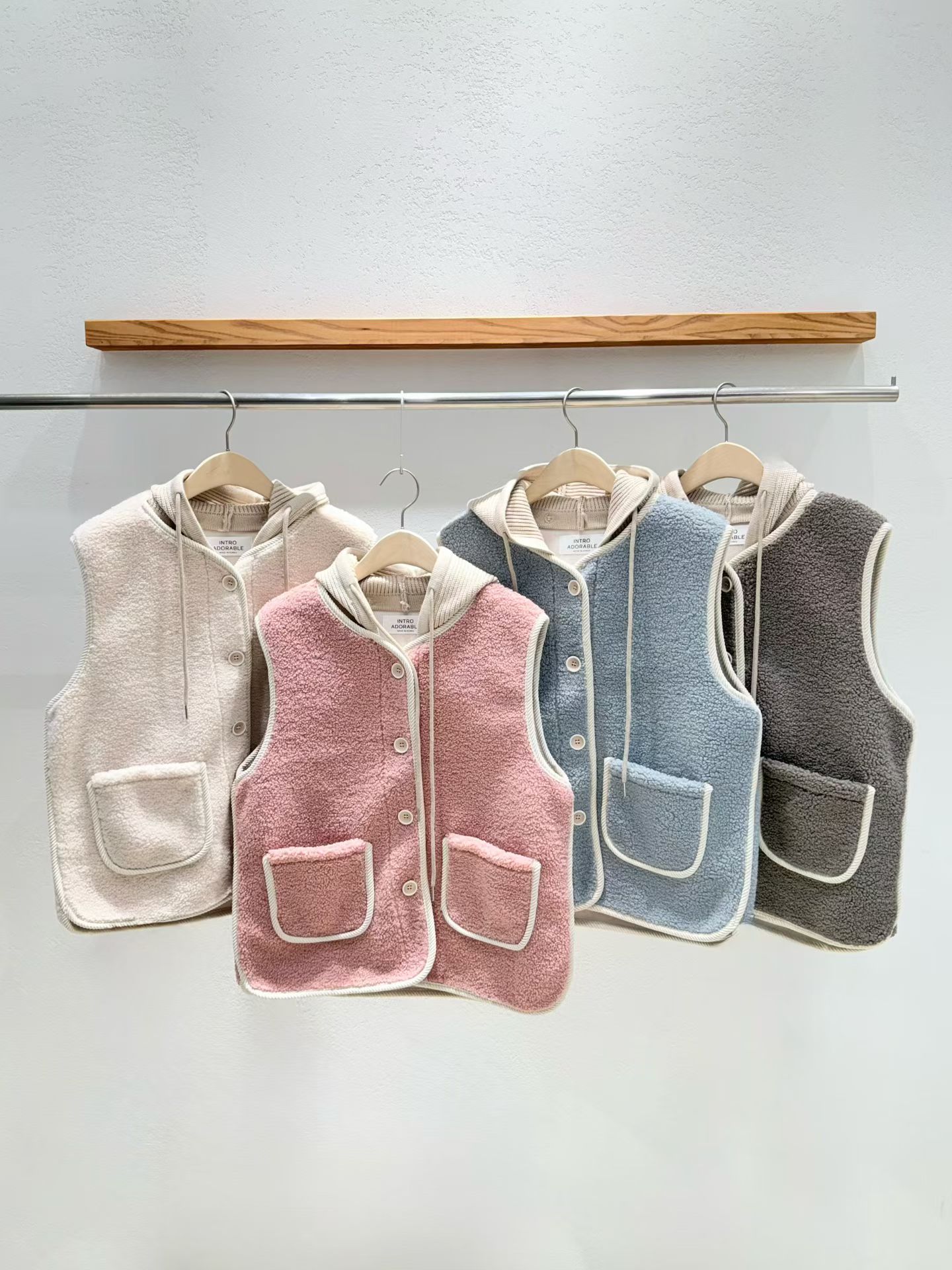 韩国东大门2025冬季新款INTRO时尚百搭连帽羊羔毛马甲背心