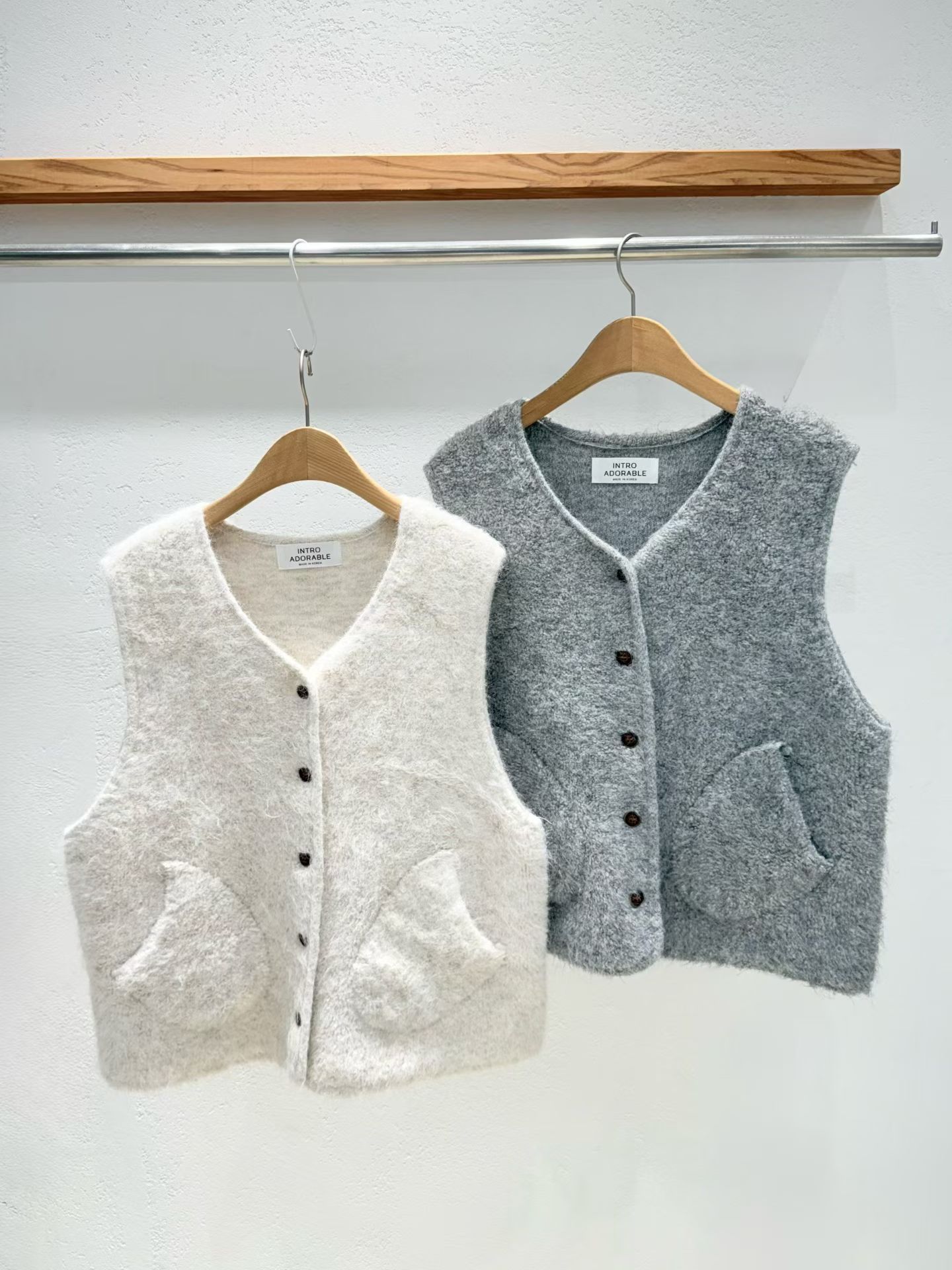 韩国东大门2025冬季新款INTRO时尚百搭V领无袖针织马甲女