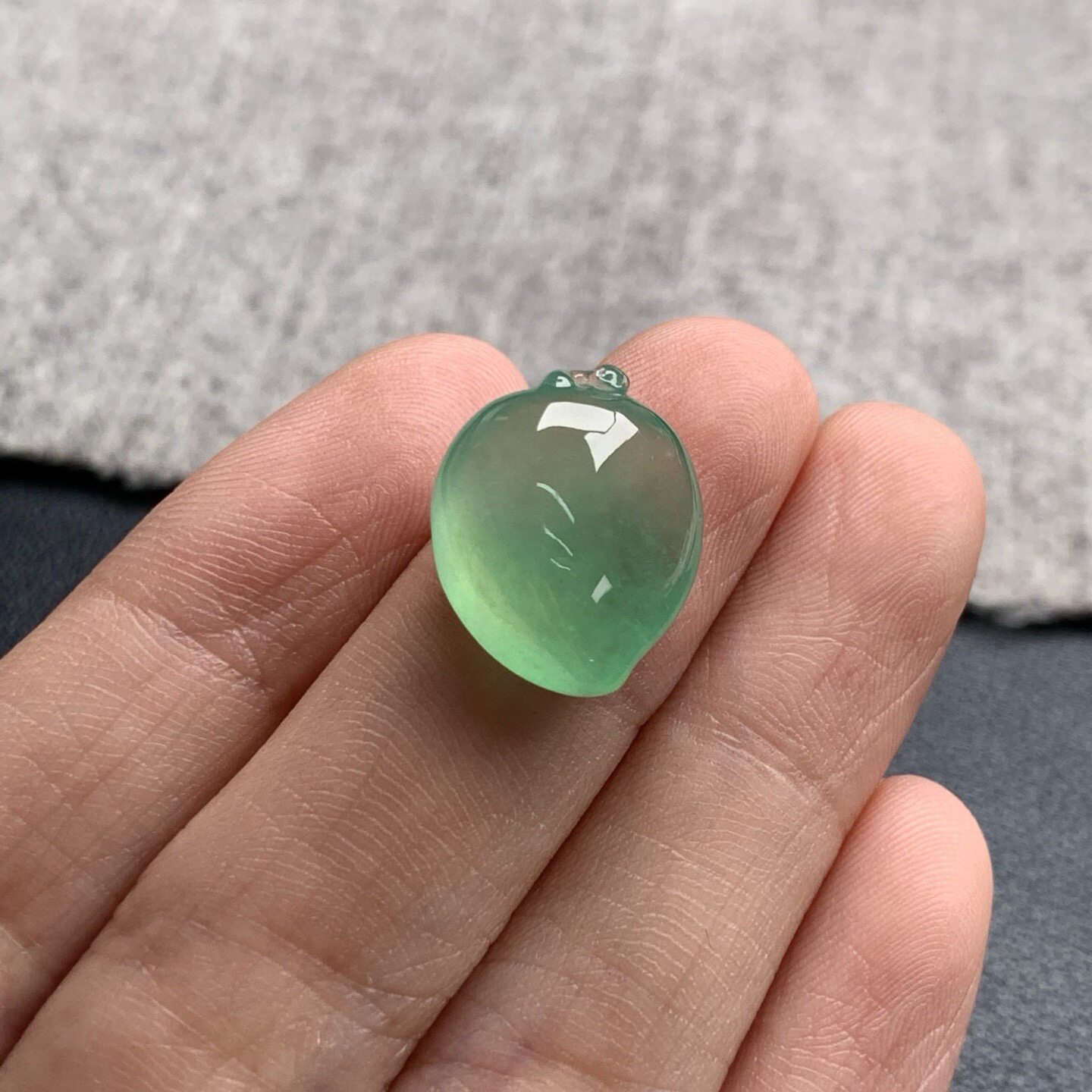 天然A货缅甸翡翠 福桃 尺寸 : 15.7-13.2-7.1