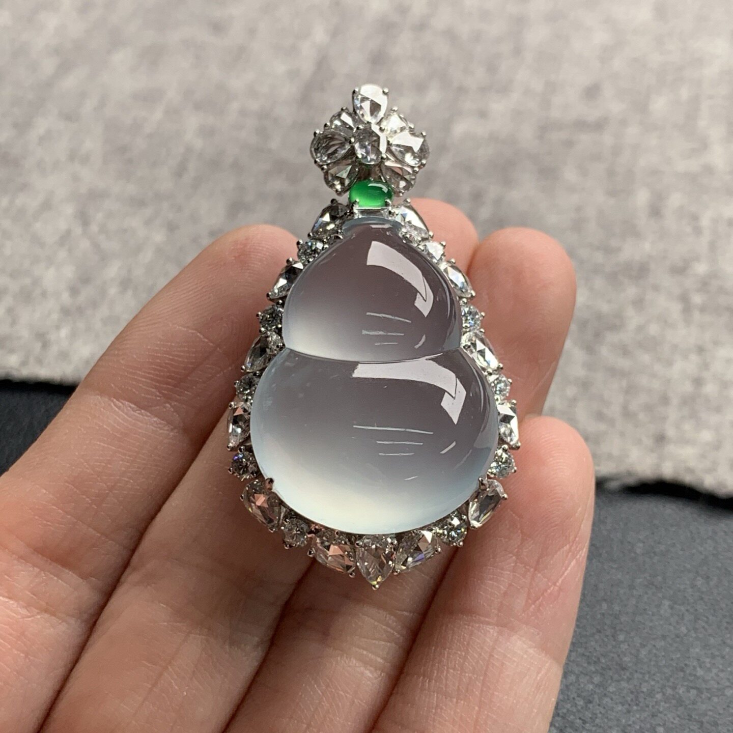 天然A货缅甸翡翠 葫芦吊坠 整体 : 44.7-25.5-13.7裸石 : 27-21-8