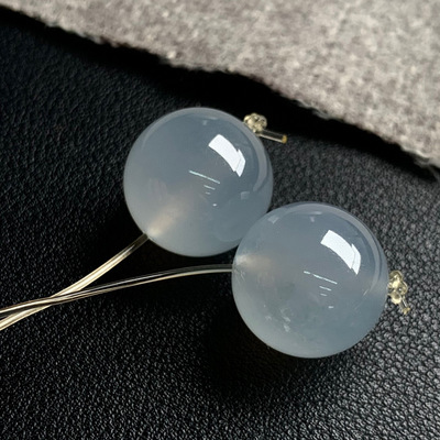 天然A货缅甸翡翠 珠子一对 尺寸 : 16.4 / 16.8