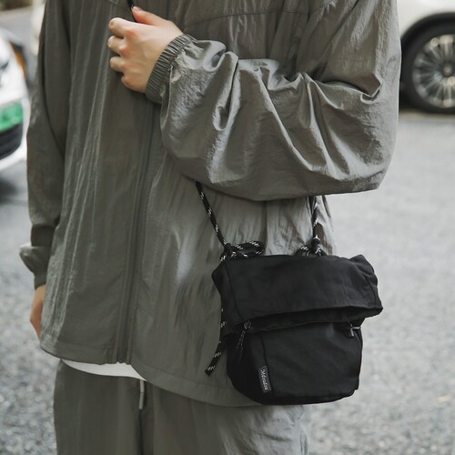 轻便斜跨单肩包防水手机包水桶包