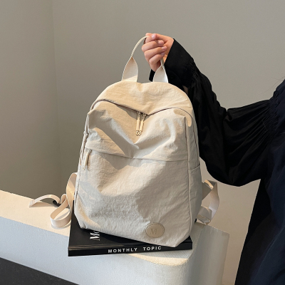 轻便尼龙布旅游背包女防水双肩包