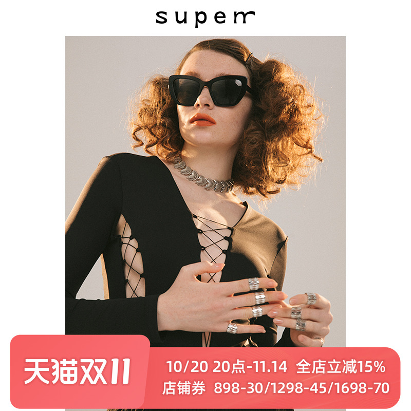 镂空橡筋穿绳，前后深V领，两侧镂空，连裆
