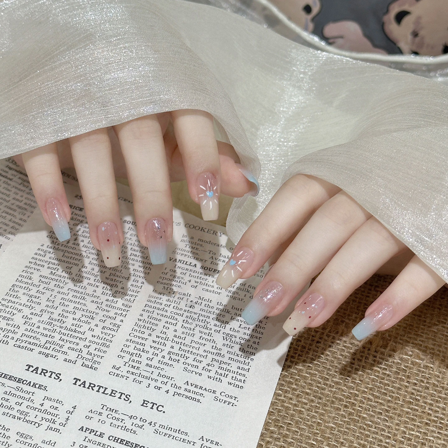 冰蓝渐变夏日手工穿戴甲显白