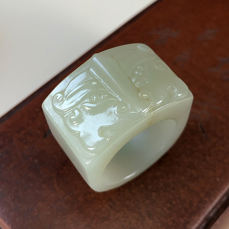 清代新疆和田玉籽料兽面饕餮纹戒指男款方形指环扳指带沁色古玉