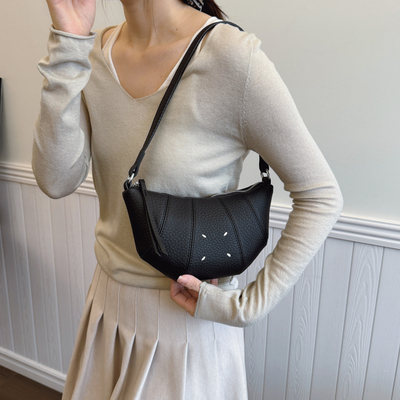 THECOLE时尚荔枝纹牛角包斜挎包