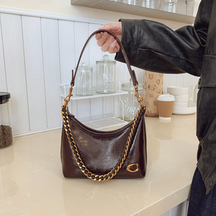 百搭单肩斜挎包 简约腋下半月包大容量通勤包链条时尚 THE COLE新品