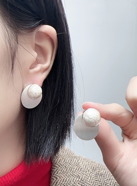 银色圆片耳环高级感月球纹仿珍珠耳饰复古通勤气质猫眼金属耳钉