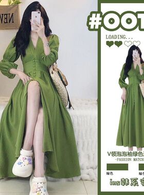 泡泡袖绿色V领连衣裙女春秋季2023年新款女装中长款气质开叉长裙