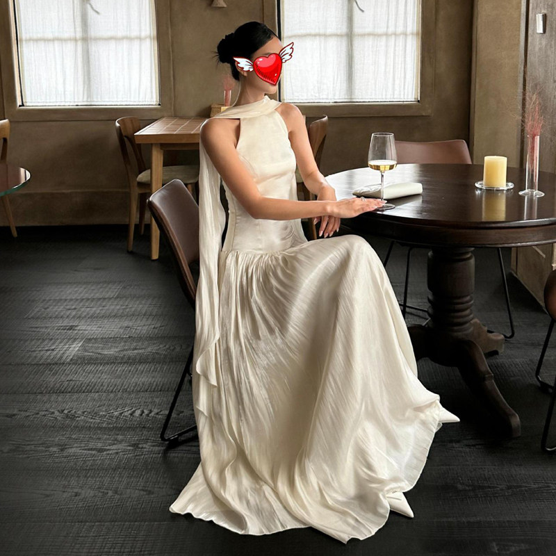 主持人晚宴聚会礼服白色挂脖连衣裙高级感气质名媛风收腰显瘦长裙