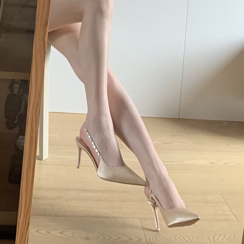 2026年夏新款后空包头一字带凉鞋女绸缎面法式气质细跟尖头高跟鞋