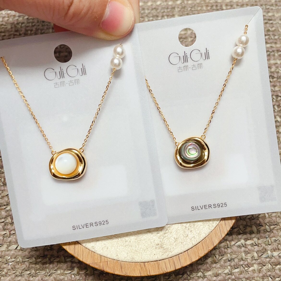 古丽古丽银饰新款S925银镀金虎眼石贝壳珍珠时尚锁骨项链女百搭图片