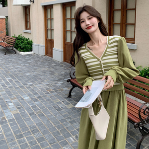绿色条纹针织连衣裙女春秋2024新款法式气质温柔风假两件显瘦长裙图片