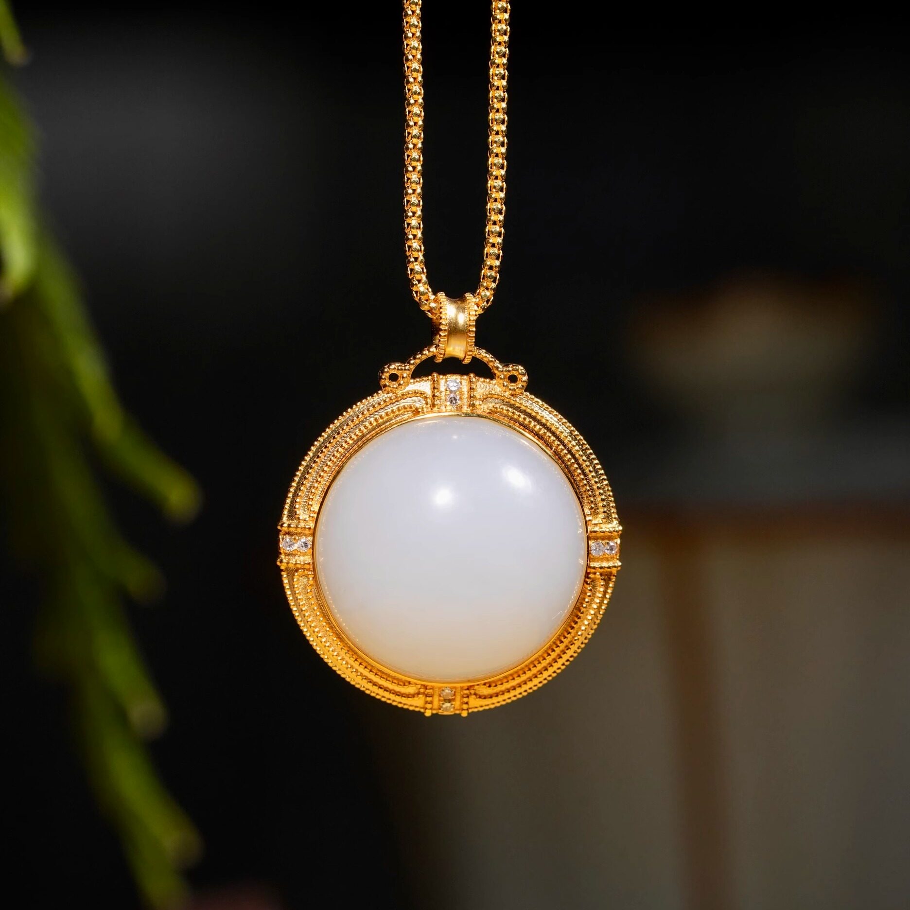 新疆和田玉白玉圆形蛋面吊坠18k金镶嵌女款挂件新中式时尚配饰