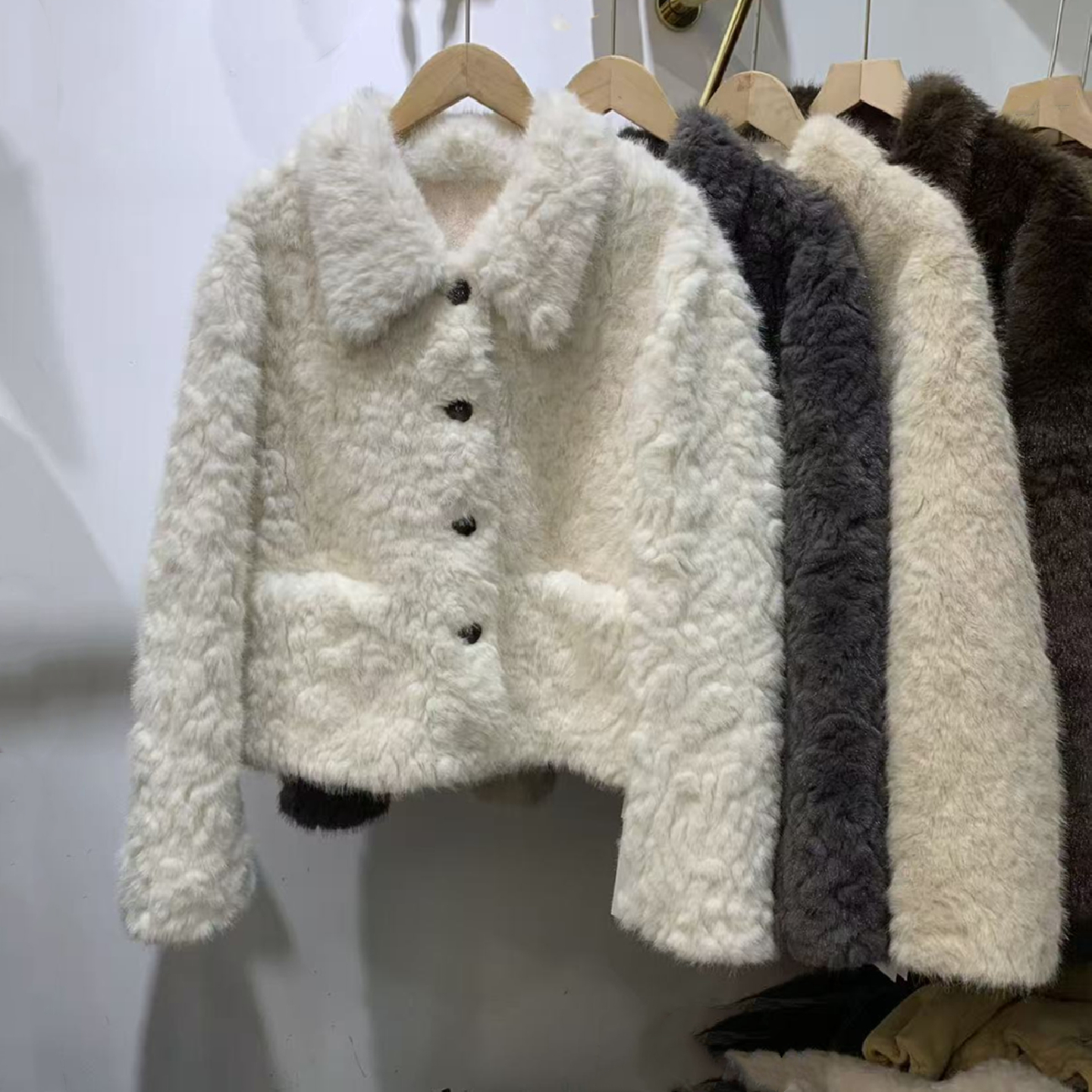 翻领单排扣皮毛一体仿皮草短外套