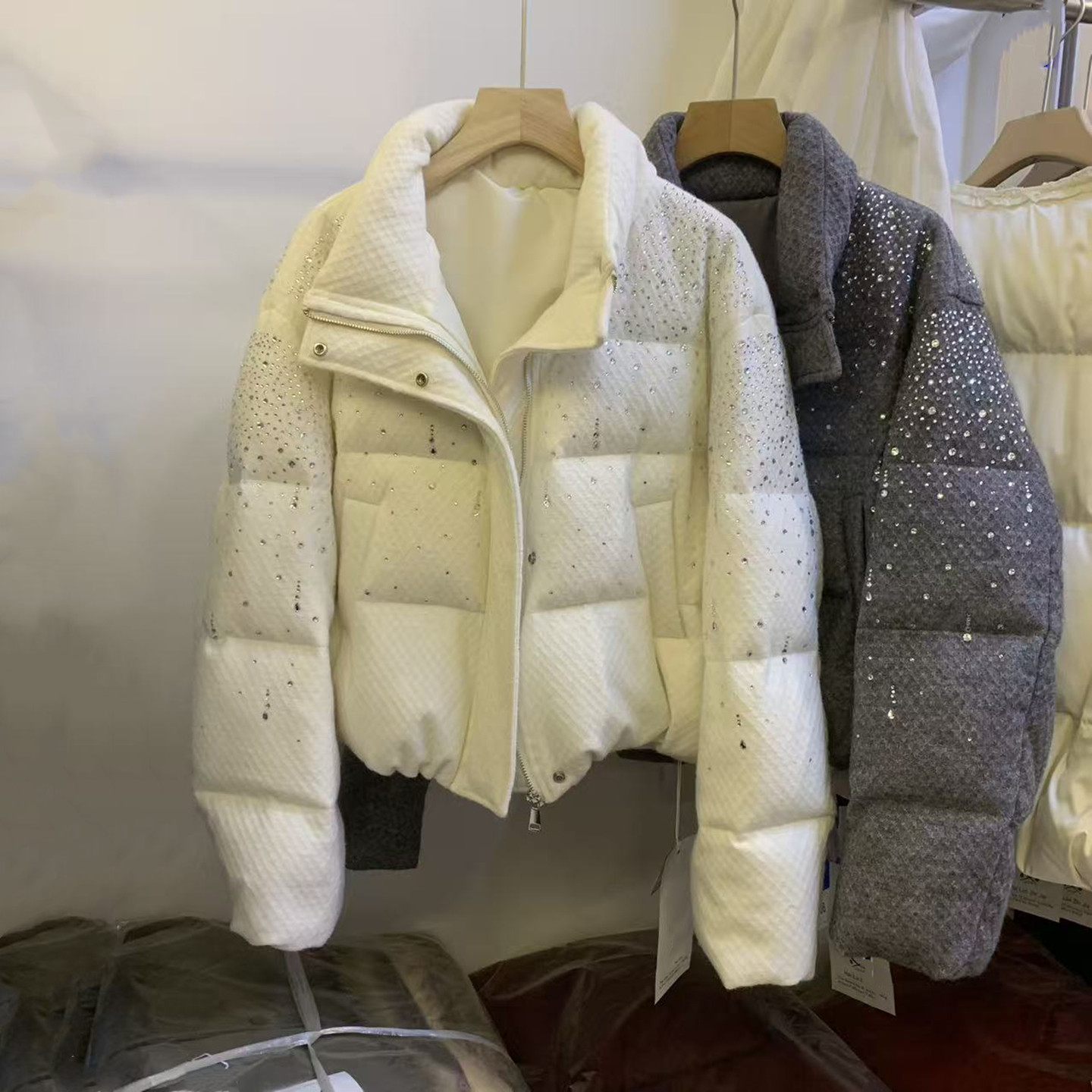 重工烫钻立领短款羽绒服女2025冬季新款宽松洋气小个子白鸭绒外套,女装/女士精品,羽绒服,淘宝优惠券,粉丝福利购,淘宝优惠卷