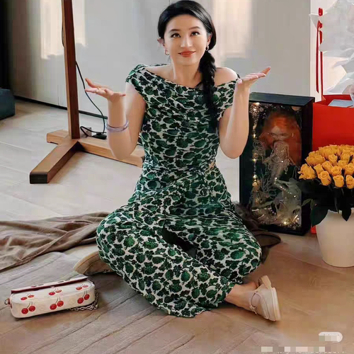 性价比高一字领绿莓果弹力网纱