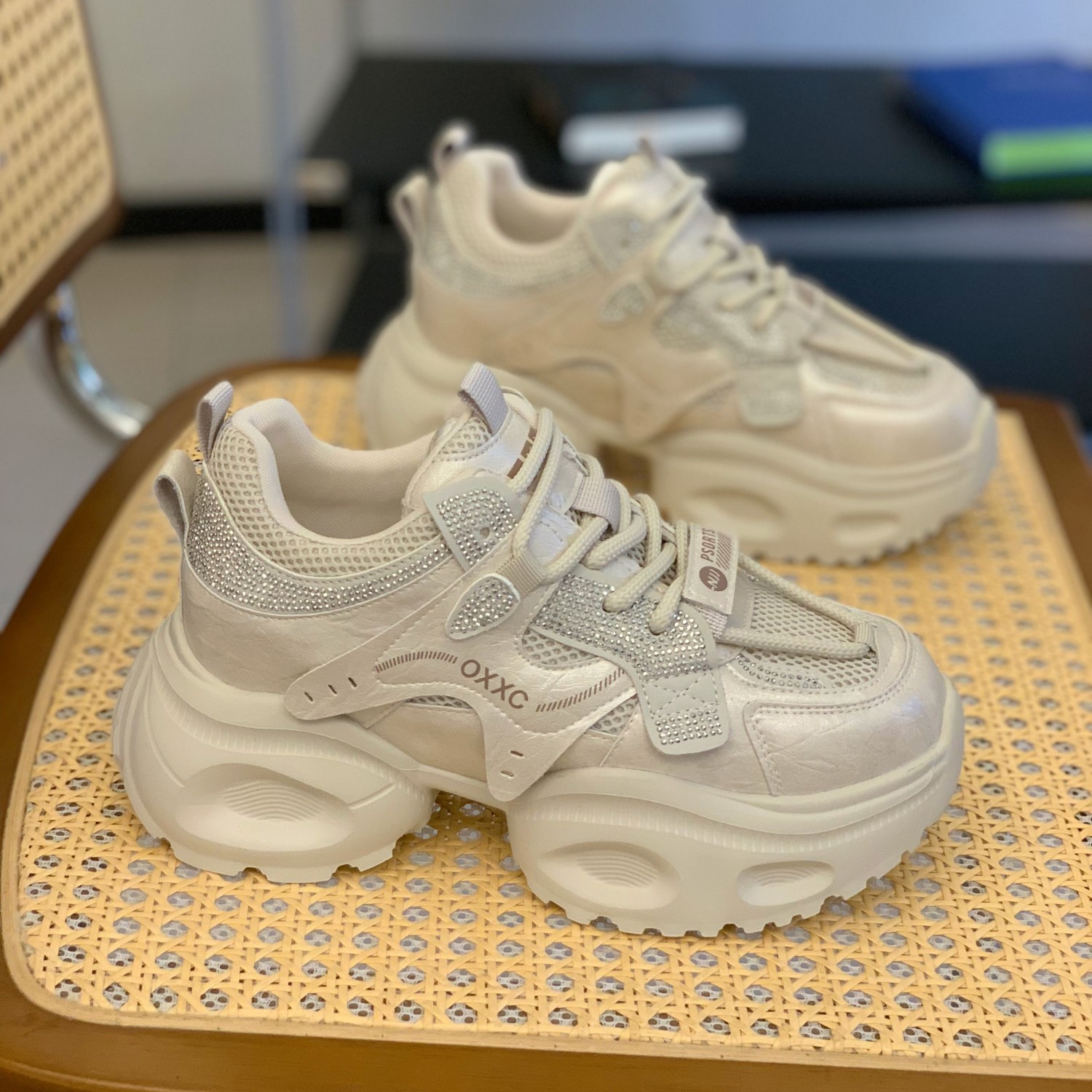 轻便厚底舒适透气运动跑步鞋子