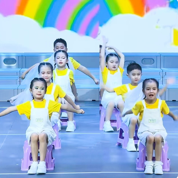 幼儿园毕业在这个夏天舞蹈服六一儿童可爱背带裤演出服夏黄色短袖