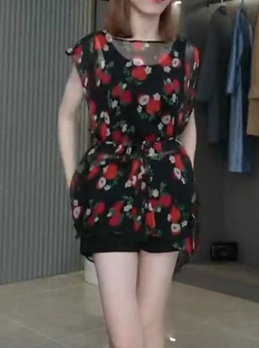 100%桑蚕丝真丝乔其纱短袖连肩袖上衣宽松版黑底红苹果印花女夏M4