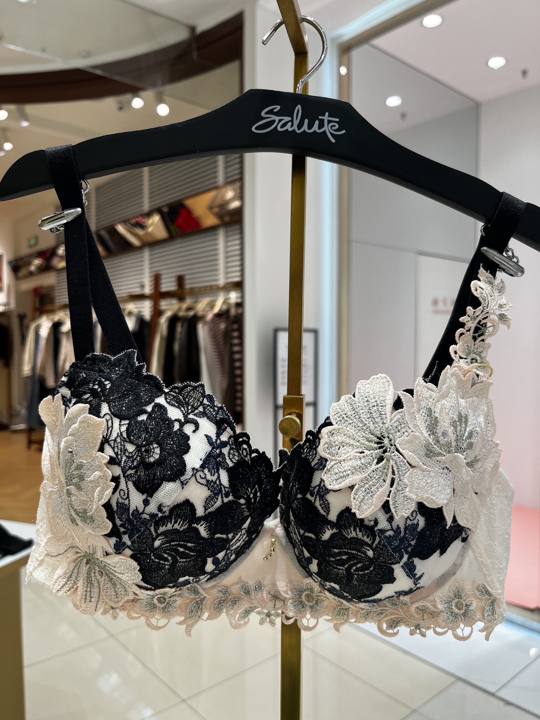 Salute莎露特女士内衣 LB38F5 日产性感拼接蕾丝大花立体文胸1880