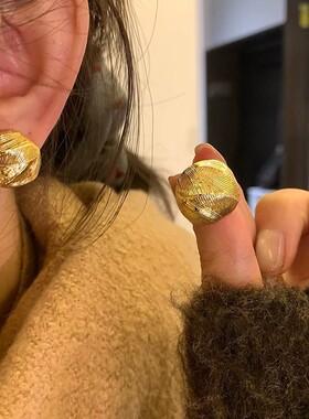 复古金色百搭耳环女2025新款爆款高级感耳钉轻奢时尚小众夏天耳饰