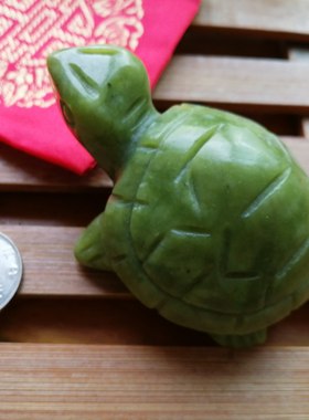 天然玉石雕刻乌龟小玉龟可爱鱼缸岫玉长寿龟饰品客厅摆件