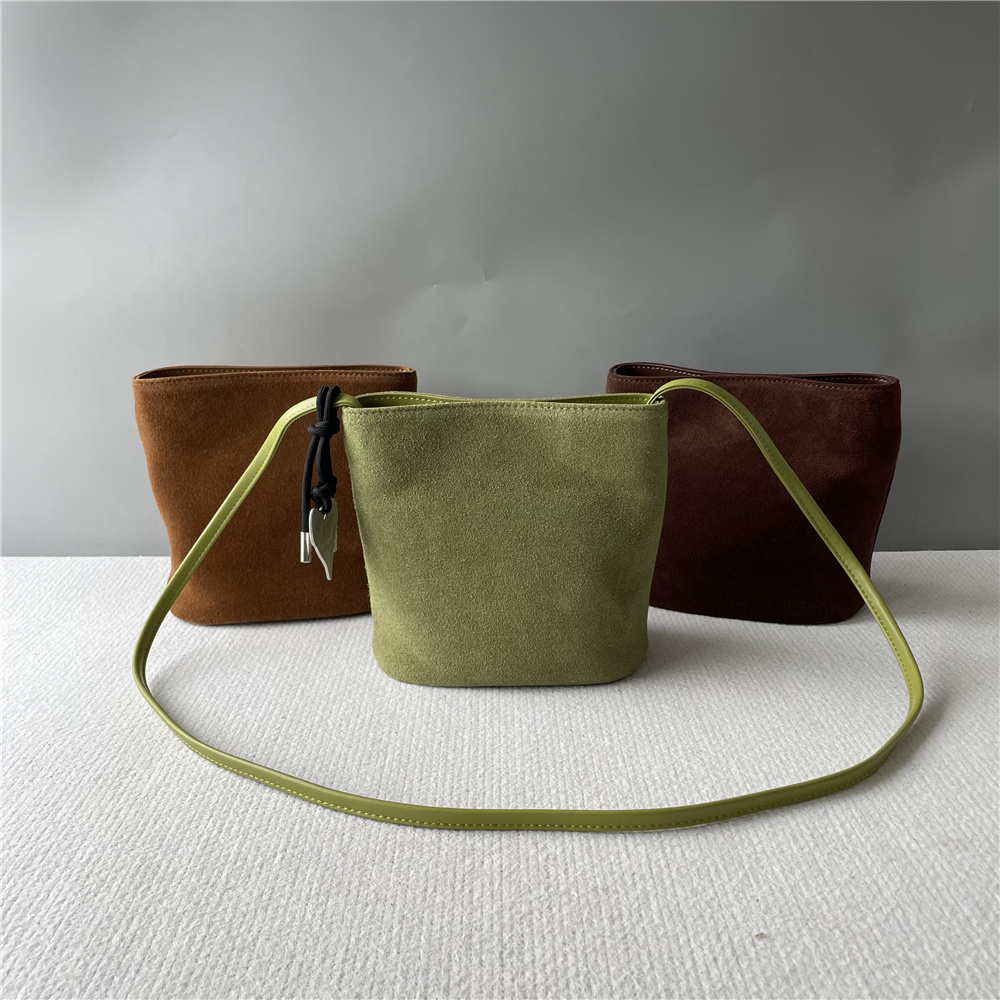 2025年复古风磨砂牛皮单肩斜挎女包时尚百搭水桶包头层牛皮潮包