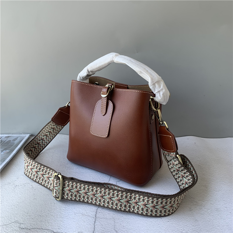 头层植鞣牛皮时尚百搭水桶包