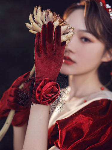 新娘丝绒酒红色手套婚纱影楼写真