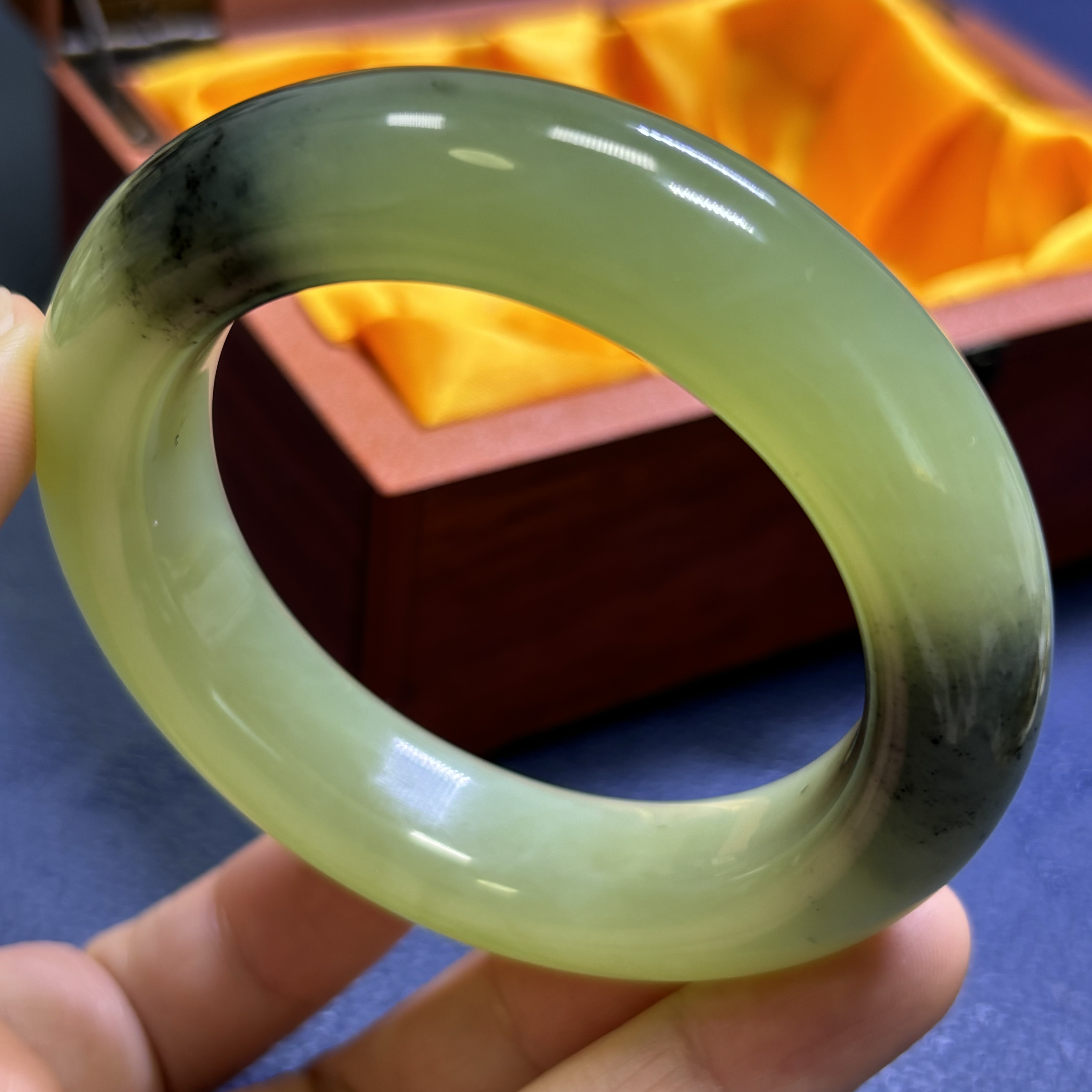 天然岫玉绿冰水墨飘彩女士手镯55口径正品包邮保真