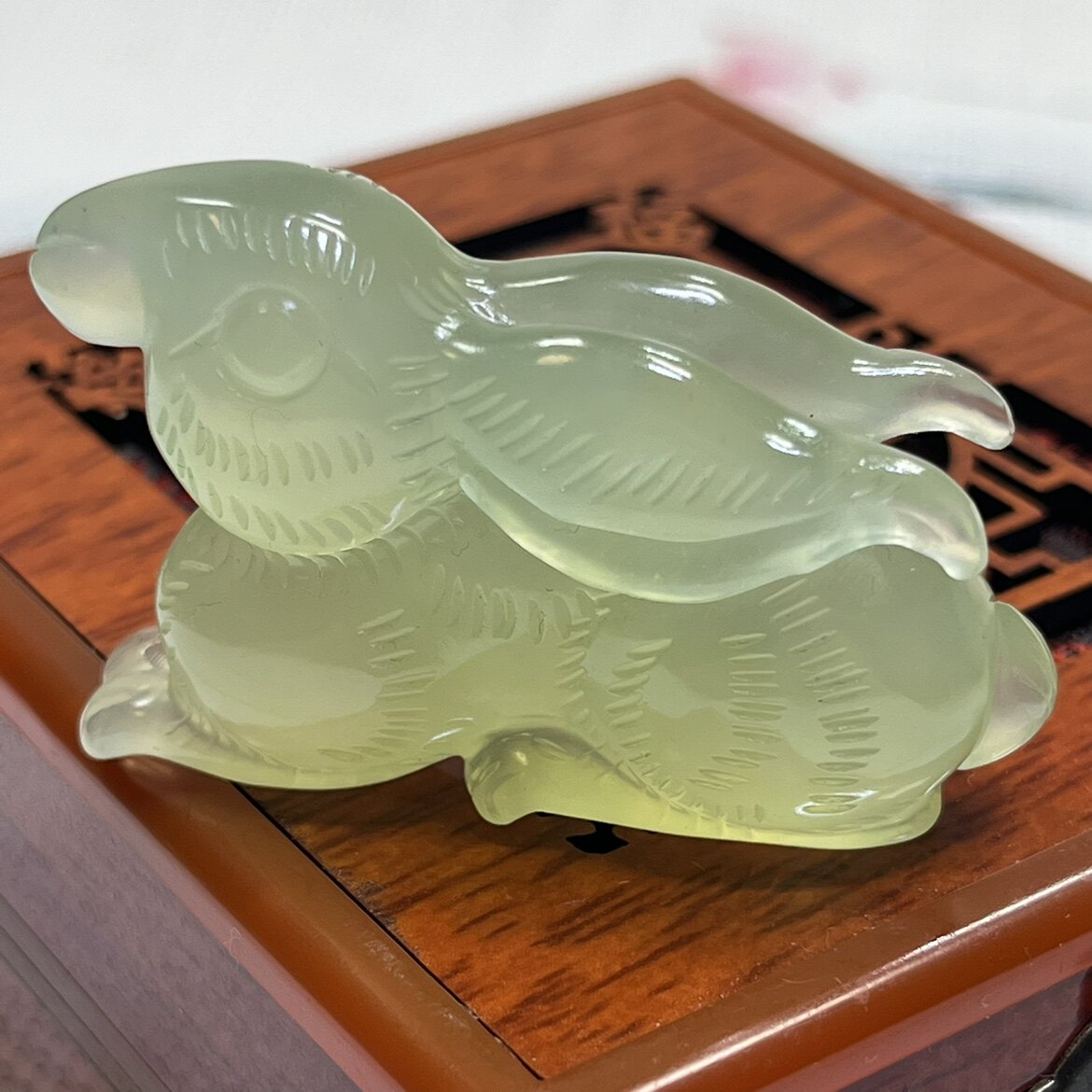 天然岫玉绿色玉兔吊坠小摆件绿透荧光手工雕刻正品包邮
