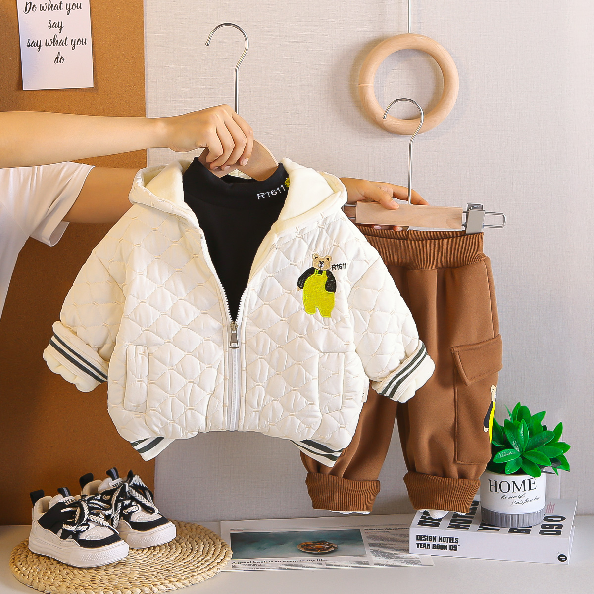 女宝宝1冬装套装2025新款9个月童装男童3-6岁加绒加厚棉服三件套