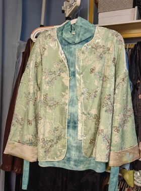 罗绮者105号新中式钉珠植绒重工浅绿色外套女+迷彩蓝色网纱高领衫