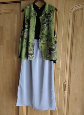 罗绮者新中式国风绿色缎面提花马甲背心女银白色松紧腰半裙套装女