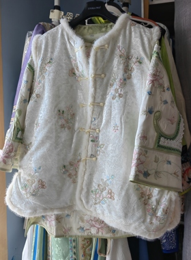 罗绮者对襟加棉钉珠钉亮片马甲水貂毛凹凸烫花正白色夹棉加厚马甲