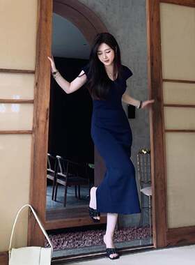 冷淡系独特别致裙子2025新款夏季漂亮独特长款包臀v领针织连衣裙