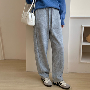 冬季新款加绒加厚休闲裤女宽松阔腿运动裤松紧腰垂感学生弯刀卫裤