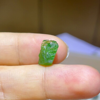 天然沙弗莱原石晶体通透颜色翠绿可打磨收藏矿标项链吊坠手串配饰