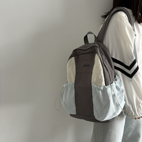 轻便旅游背包休闲通勤防泼水书包