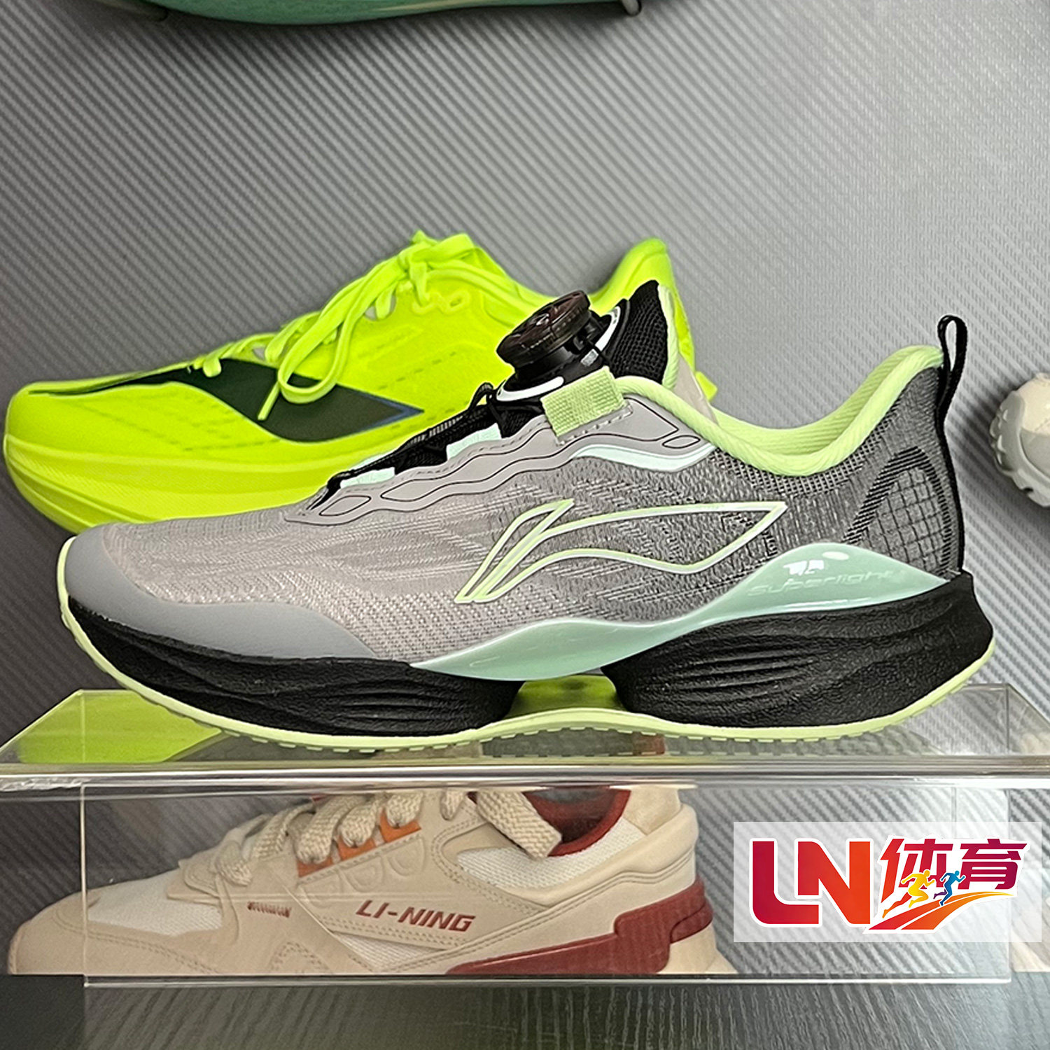 李宁2026春夏男大童超轻22YOUNG反光轻量高回弹跑步鞋YKFW144/010